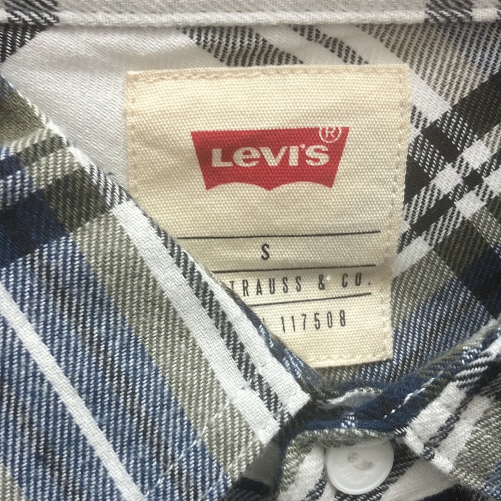 Levi’s button up - Picture 3 of 3
